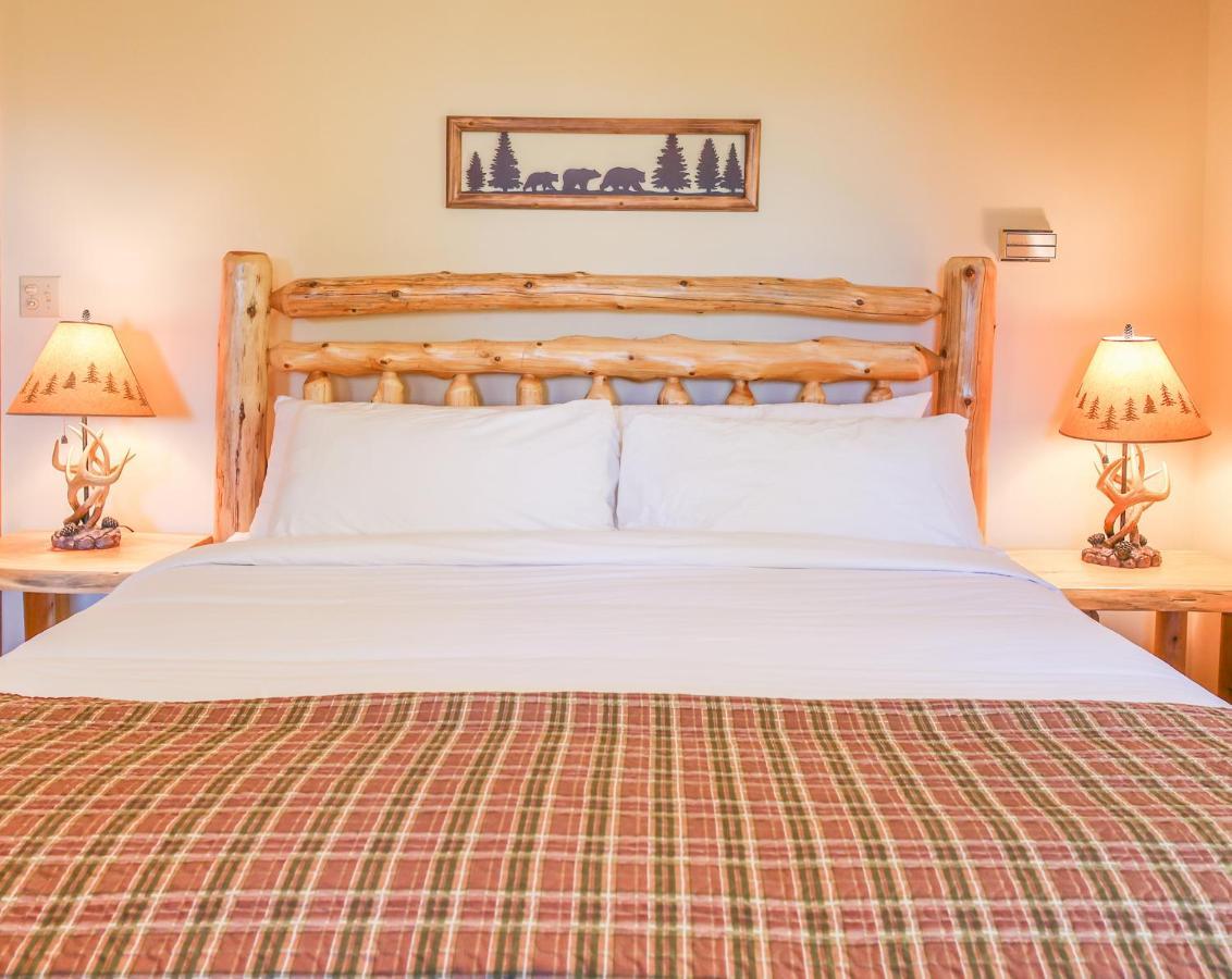 Outland Chalet & Suites Great Smoky Mountains Whittier Room photo