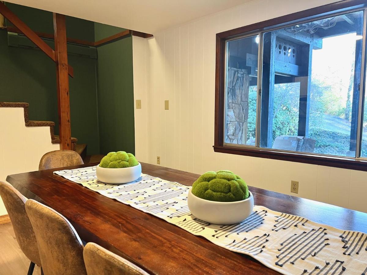 Outland Chalet & Suites Great Smoky Mountains Whittier Room photo