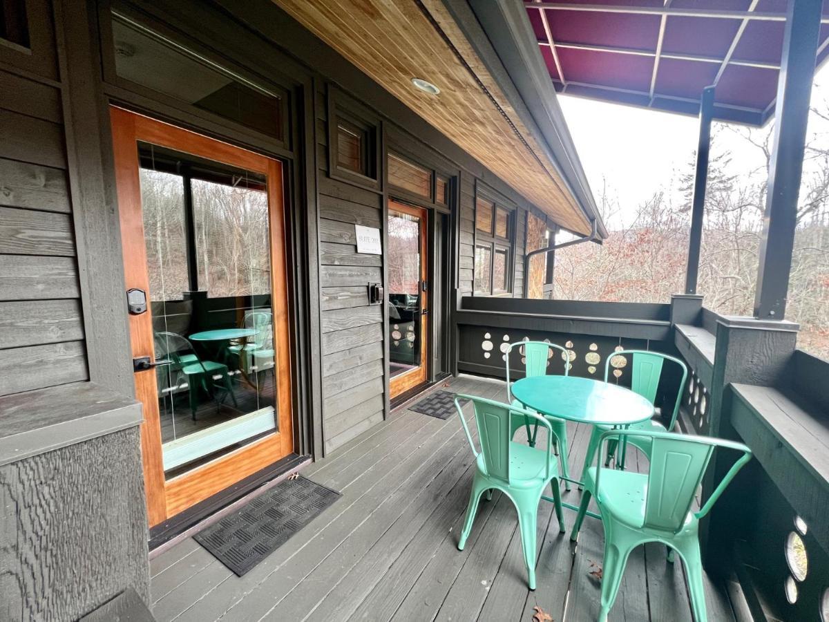 Outland Chalet & Suites Great Smoky Mountains Whittier Exterior photo