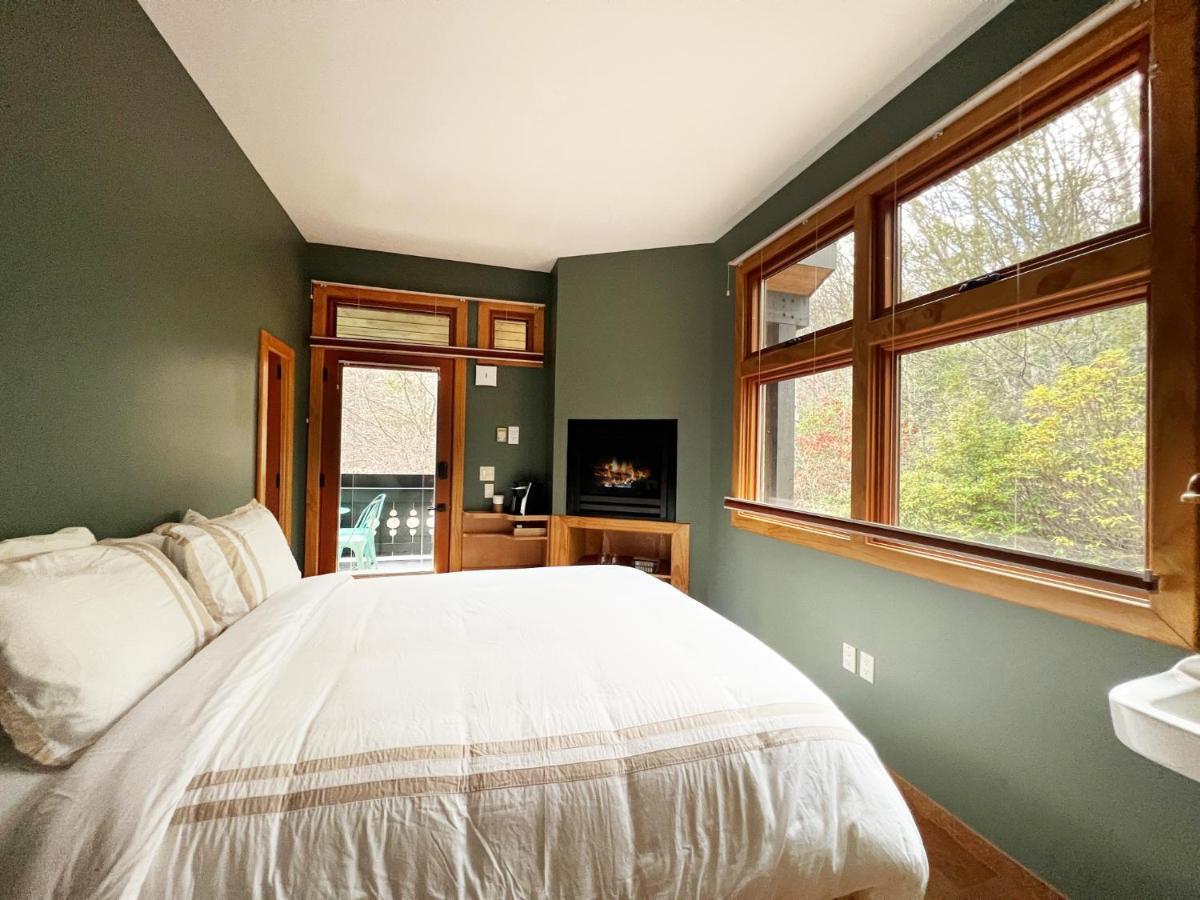 Outland Chalet & Suites Great Smoky Mountains Whittier Exterior photo